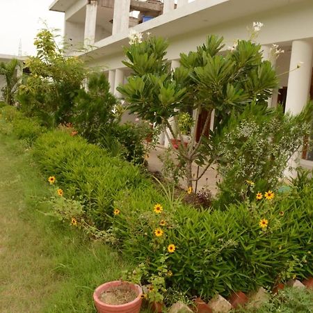 Hotel Radha Rani Mahal ขชุราโห ภายนอก รูปภาพ