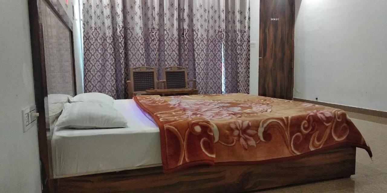 Hotel Radha Rani Mahal ขชุราโห ภายนอก รูปภาพ