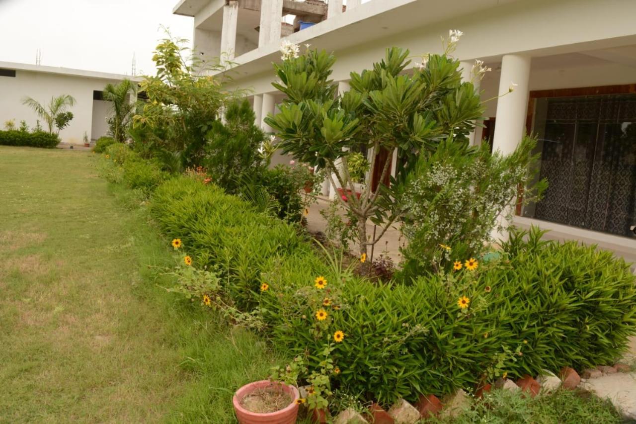 Hotel Radha Rani Mahal ขชุราโห ภายนอก รูปภาพ