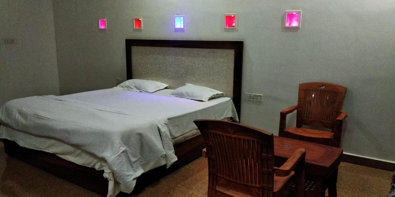 Hotel Radha Rani Mahal ขชุราโห ภายนอก รูปภาพ