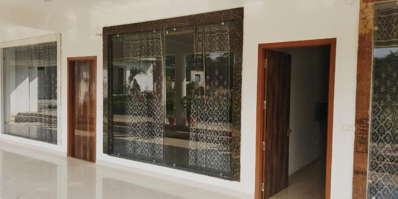Hotel Radha Rani Mahal ขชุราโห ภายนอก รูปภาพ